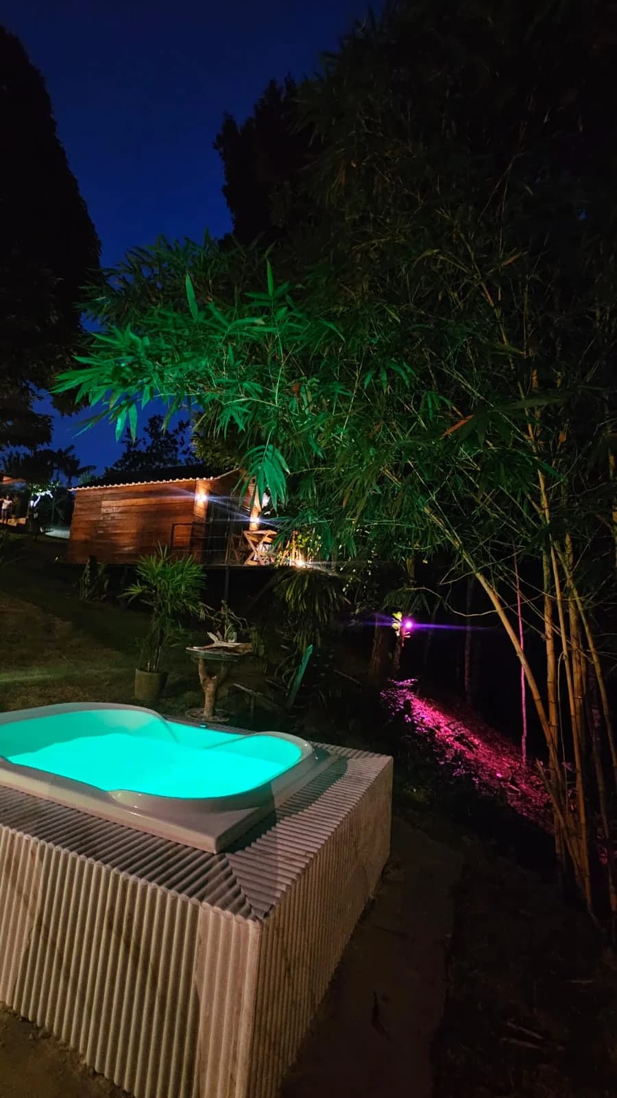 Chalé iluminado à noite