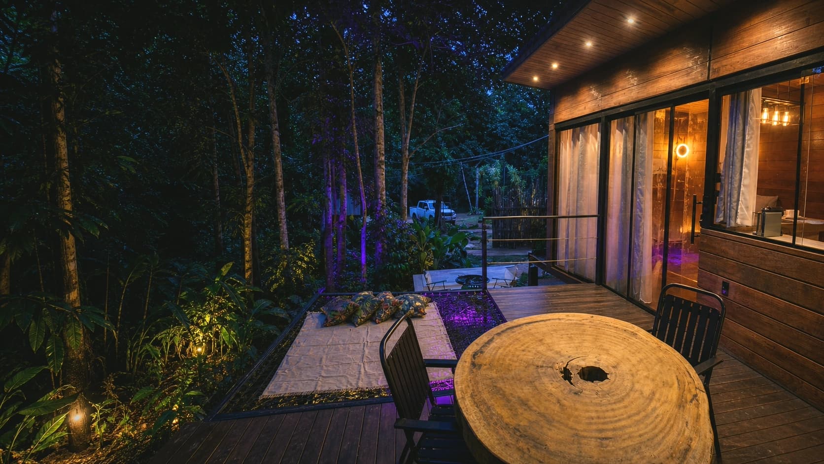 Deck exclusivo iluminado do chalé entre a floresta