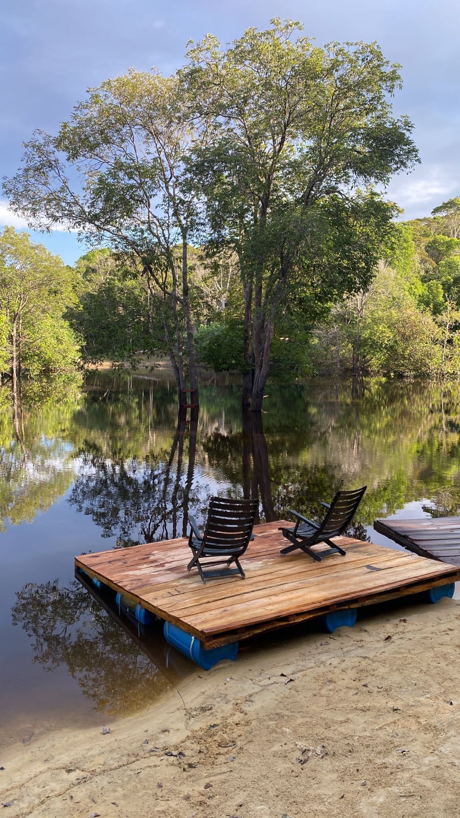 Cadeiras à Beira do Rio